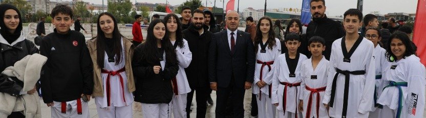 Cemil Budak, Ağrı Amatör Spor Haftası etkinliğinde genç taekwondo sporcularıyla birlikte hatıra fotoğrafı çektirdi.
