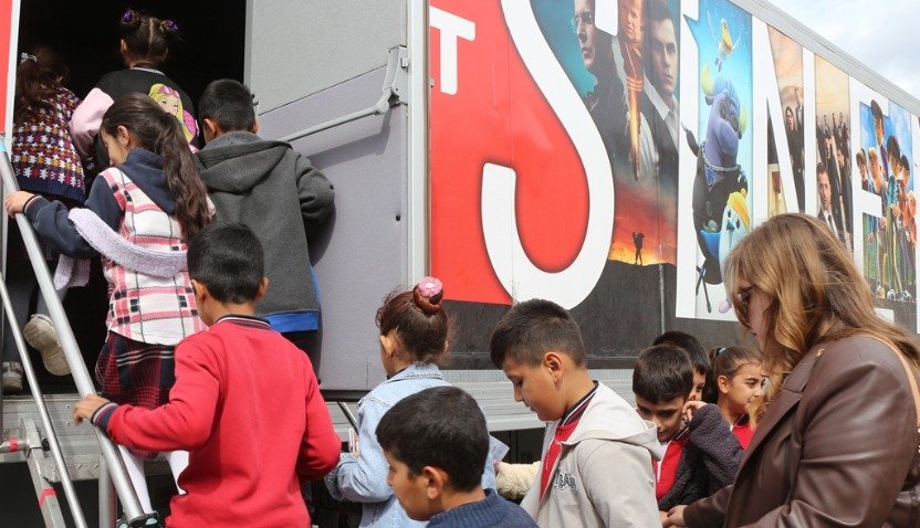 Çocuklar İshak Paşa Sarayı önündeki TRT Sinema Tırı'na sinema gösterimi için giriyor