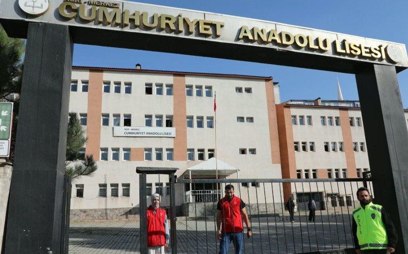 Ağrı Merkez Cumhuriyet Anadolu Lisesi girişinde okul güvenliği için görev yapan personel