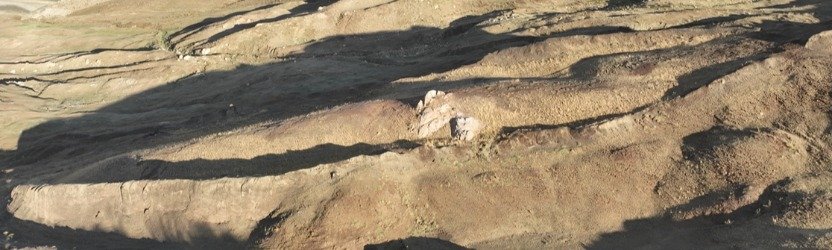 Doğubayazıt'taki Durupınar Formasyonu çevresinde erozyonla şekillenmiş arazi ve geniş Ağrı ovası
