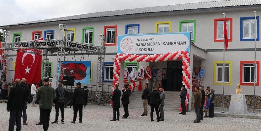 Ağrı Eleşkirt Azad Medeni Kahraman İlkokulu açılış töreninden genel görünüm