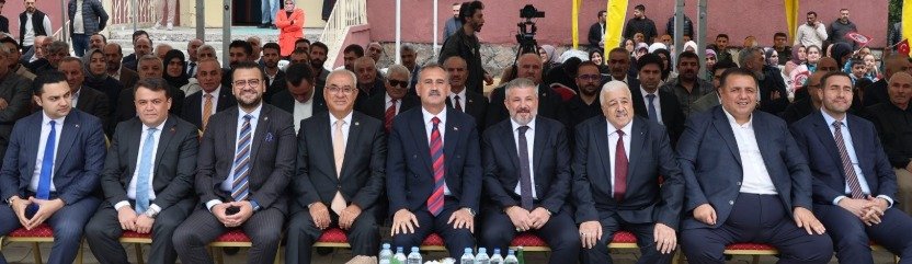 Ağrı Eleşkirt'teki açılış programında protokol üyeleri ve davetliler tören alanında
