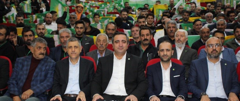 HÜDA PAR Ağrı 5. Olağan İl Kongresi'nde ön sırada oturan parti yöneticileri ve katılımcılar