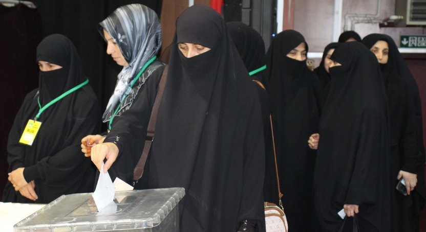 HÜDA PAR Ağrı 5. Olağan İl Kongresi'nde bir kadın delege sandığa oy kullanıyor