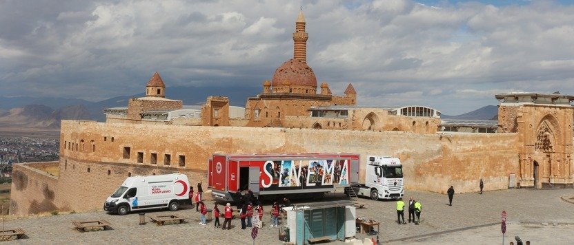 İshak Paşa Sarayı önünde TRT Sinema Tırı ve Türk Kızılay mobil ikram aracı