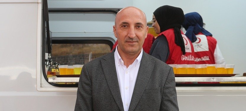 Türk Kızılay Doğubayazıt Şube Başkanı Kemal Şahin, mobil ikram aracının önünde