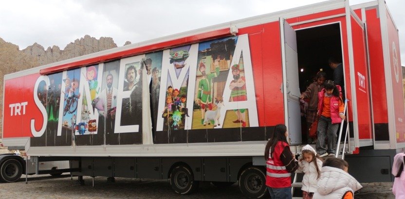 Türk Kızılay gönüllüleri Doğubayazıt'taki TRT Sinema Tırı etkinliğinde çocuklara ikram dağıtıyor