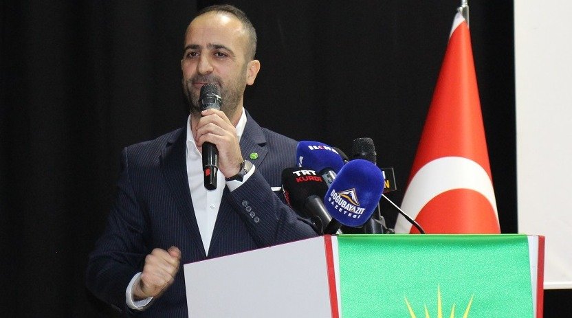HÜDA PAR Ağrı İl Başkanı Muhammet Arif Yılmaz kongrede kürsüden konuşma yapıyor
