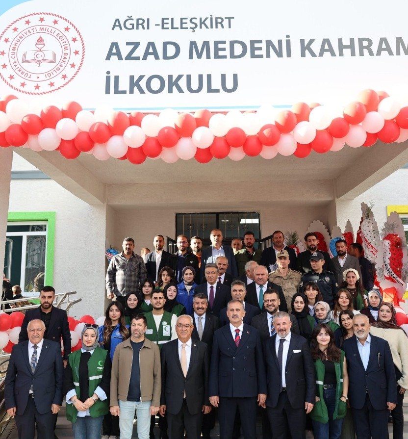 Eleşkirt Azad Medeni Kahraman İlkokulu önünde açılış sonrası çekilen toplu fotoğraf