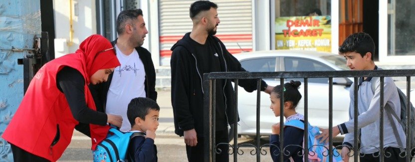 Okul bahçe görevlisi Ağrı'da öğrencilerin okul çıkışında güvenliğini takip ediyor