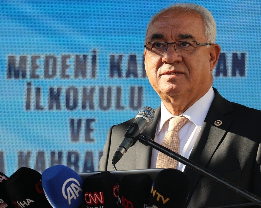 DSP Genel Başkanı Önder Aksakal, Azad Medeni Kahraman İlkokulu açılışında konuşuyor