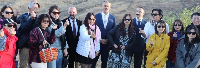 Ağrı Valisi Önder Bozkurt, Durupınar Formasyonu ziyaretinde bölgeyi gezen ziyaretçilerle toplu fotoğrafta