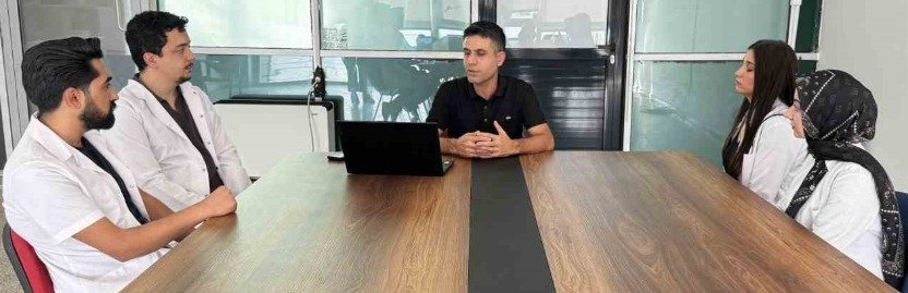 Prof. Dr. Yavuz Oruç, Ağrı Göz Kliniğinde asistan doktorlarla eğitim ve değerlendirme toplantısında