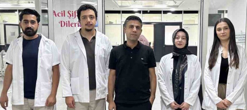 Prof. Dr. Yavuz Oruç ve asistan doktorlar, Ağrı Eğitim ve Araştırma Hastanesi Göz Kliniği önünde