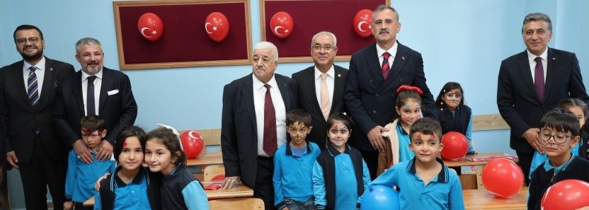 Ağrı protokolü, Azad Medeni Kahraman İlkokulu'nda öğrencilerle sınıfta bir araya geldi