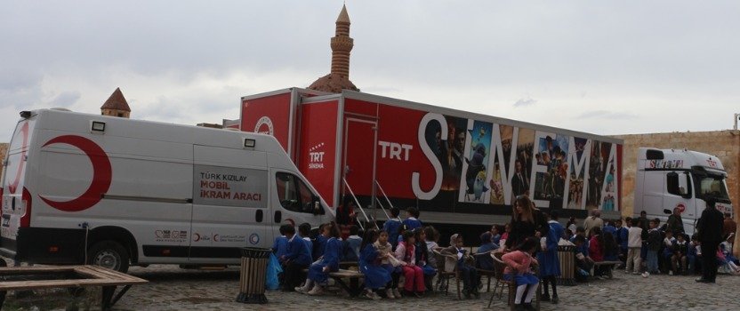 Çocuklar Doğubayazıt'taki gösterimin ardından TRT Sinema Tırı'nın merdivenlerinden iniyor