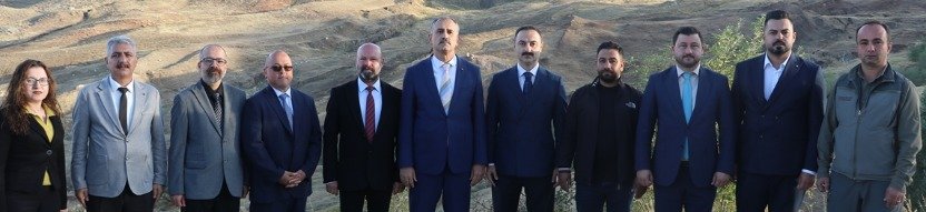 Ağrı Valisi Önder Bozkurt ve beraberindeki heyet, Doğubayazıt Durupınar Formasyonu ziyaretinde toplu fotoğrafta