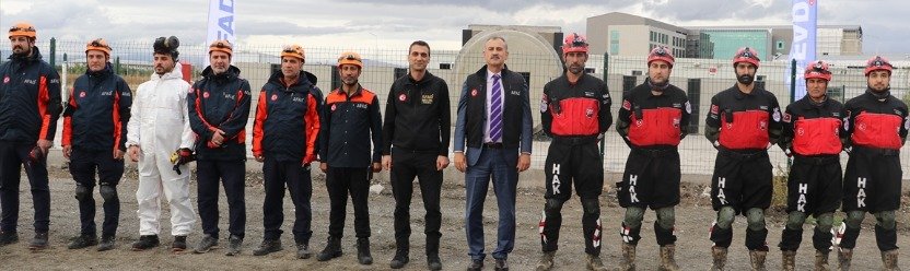 Ağrı Valisi Önder Bozkurt, AFAD ve arama kurtarma ekipleriyle Afet Eğitim Parkuru'nda