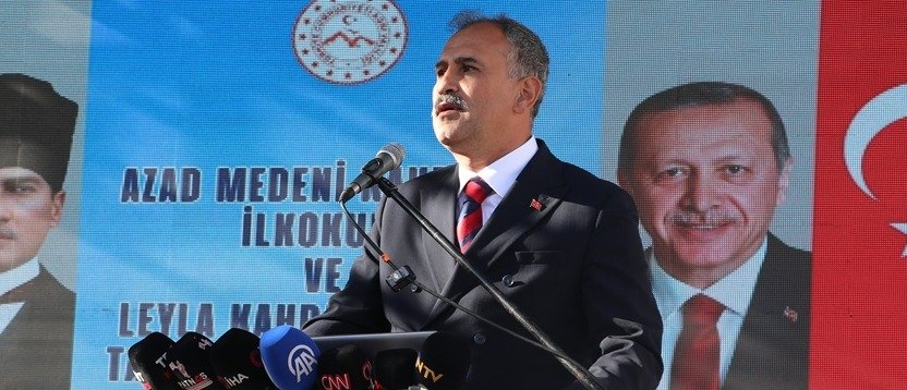 Ağrı Valisi Önder Bozkurt, Eleşkirt'teki okul açılış töreninde konuşma yapıyor