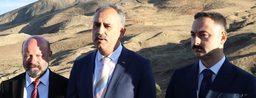 Ağrı Valisi Önder Bozkurt, Durupınar Formasyonu ziyaretinde gazetecilere araştırmalar hakkında açıklama yapıyor
